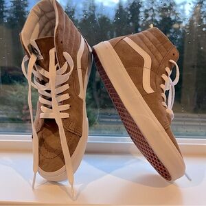 NEW VANS Womens 8.5, High Tops, Beige